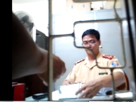 CSGT Hà Nội trần tình vụ 'bán' giấy phép vào phố cấm