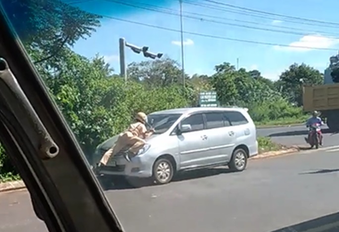 CSGT có nên lao ra đường chặn xe vi phạm?