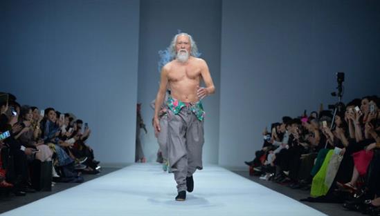Cụ ông 80 tuổi sải bước catwalk như người mẫu chuyên nghiệp