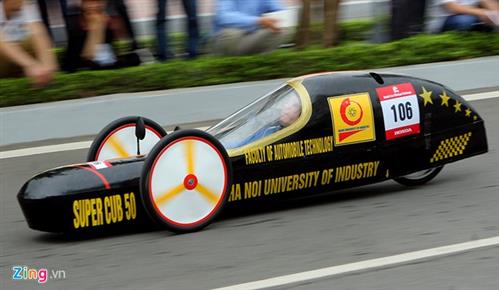 Sinh viên chế xe có thể chạy gần 3.000 km với một lít xăng