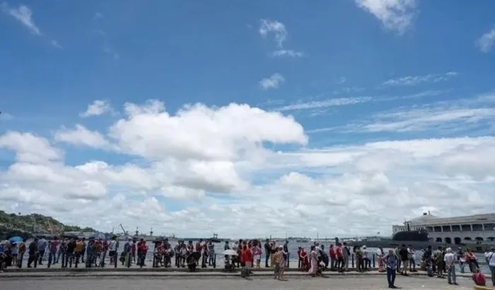 Chủ tịch Cuba lên thăm tàu chiến Nga
