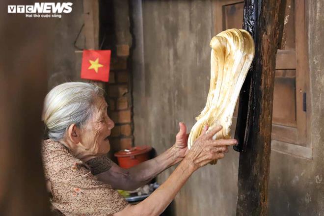 Cụ bà gần 90 tuổi vẫn miệt mài làm kẹo kéo để níu kéo tuổi thơ