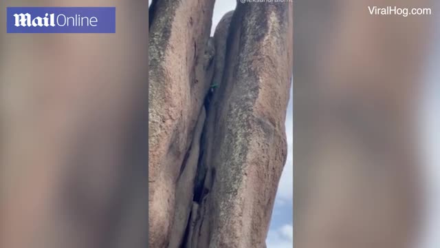 Clip: Thót tim cảnh cụ ông 70 tuổi người Nga xuống núi bằng đầu trần