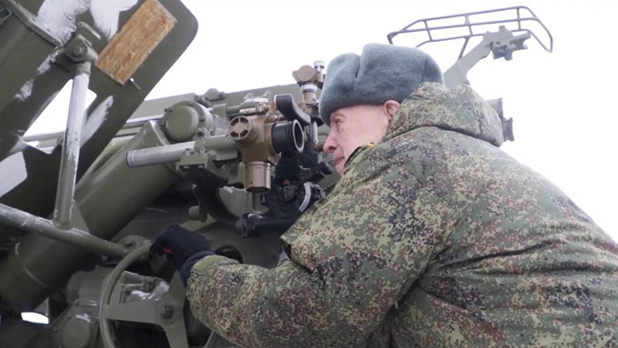 Cựu binh Nga 94 tuổi khai hỏa đại bác cỡ nòng 152mm