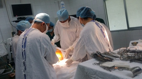 Cứu sống người đàn ông mặt biến dạng vì bệnh gút