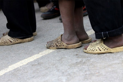 Giáo viên cắt dép của HS nghèo, phụ huynh phẫn nộ