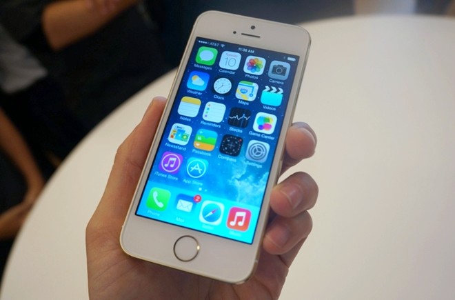 iPhone 5S giá khoảng 18 triệu, 5C giá 15 triệu ở VN