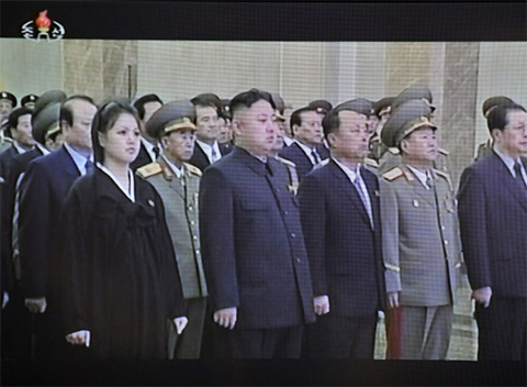 Vợ chồng Kim Jong-un làm giỗ cha