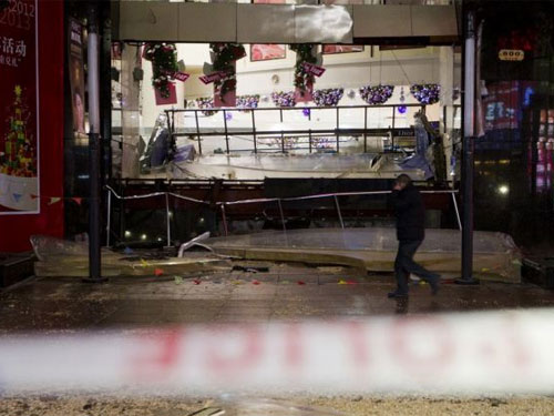 Trung Quốc: Bể cá mập khổng lồ nổ tung, 15 người bị thương