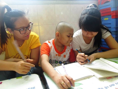 Lớp học 'trọc đầu' giữa Sài Gòn