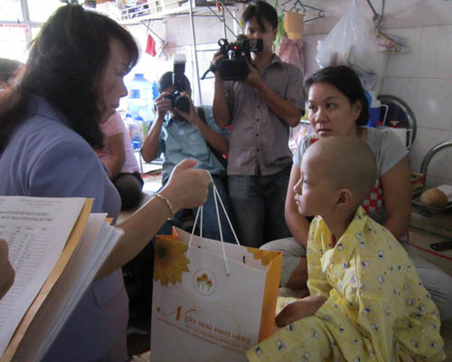 Bệnh nhân nhí 'lóp ngóp' bò dưới gầm giường bệnh viện