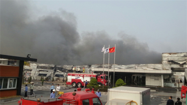 Cháy dữ dội ở nhà máy cung ứng vỏ điện thoại, máy tính