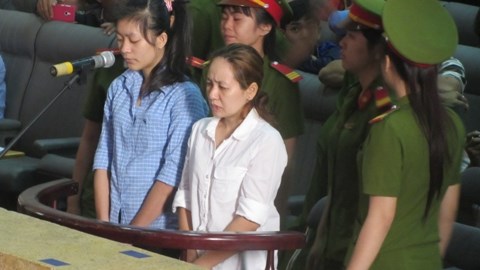 Phẫn nộ trong phiên xử 2 'ác mẫu' hành hạ trẻ em