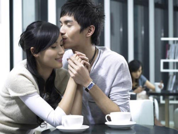 Chồng tăng ca kiếm tiền… nuôi bồ
