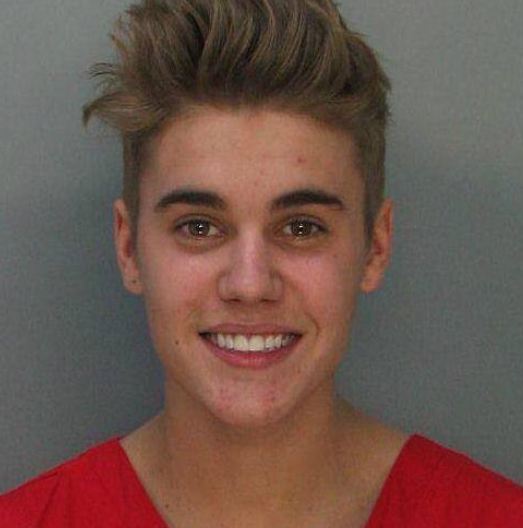 Hot: Justin Bieber vẫn cười tươi sau khi bị cảnh sát bắt giam