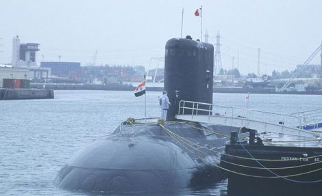 Tàu ngầm Ấn Độ bốc khói mù mịt, 2 thủy thủ mất tích