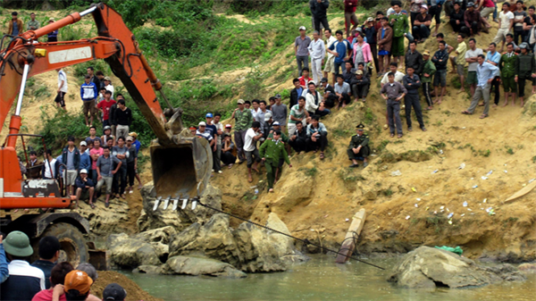 Đưa khúc gỗ sưa nặng 2 tấn dưới suối lên bờ