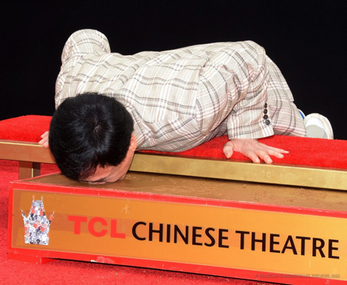 Thành Long khom người in dấu... mũi trong lễ vinh danh ở Hollywood