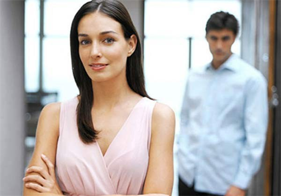 Vợ “đốt mắt” thiên hạ với mốt áo xẻ ngực