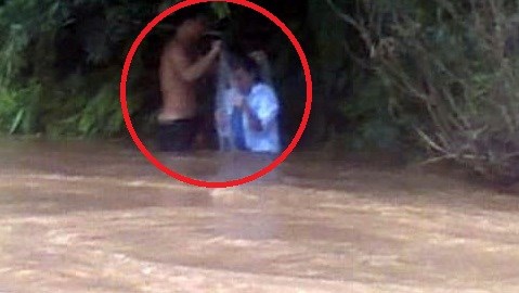 Cô giáo chui túi nilon qua suối: Thật là kỳ dị!