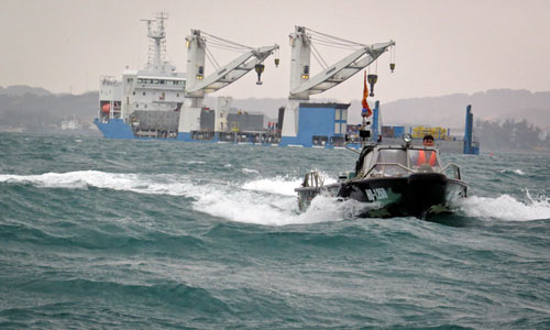 Lai dắt thành công tàu ngầm TP.HCM vào quân cảng Cam Ranh