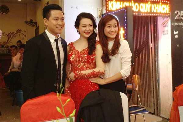 Ảnh độc lễ ăn hỏi được 'bảo mật' của Tuấn Hưng