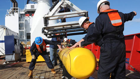 Tàu ngầm đầu tiên lặn xuống tìm phi cơ MH370