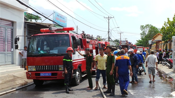 Cháy xe chở 28.000 lít xăng, dân Sài Gòn sợ hãi di tản