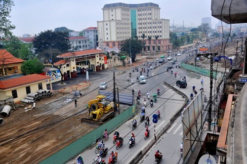 Bí thư Hà Nội nói gì về đường Trường Chinh “cong mềm mại”?