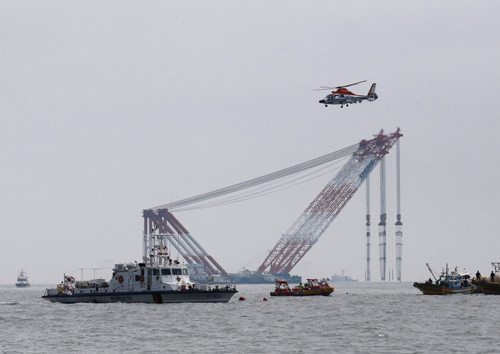 Thảm kịch chìm phà ở Hàn Quốc: Phà Sewol bị chìm vì đâm trúng tàu ngầm?