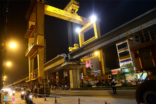 Cẩu trục khổng lồ lắp dầm đường tàu điện trên cao