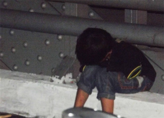 Màn kịch xin tiền của chú bé khóc trên cầu lúc nửa đêm