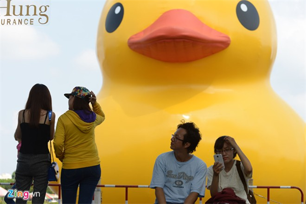 Giới trẻ Sài Gòn đến phố nhà giàu xem vịt khổng lồ