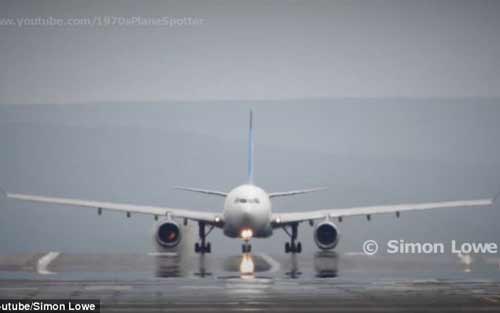 Máy bay chở hơn 300 khách bốc cháy sau khi cất cánh