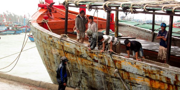 Tàu Trung Quốc đâm hỏng tàu đánh cá ngư dân Lý Sơn