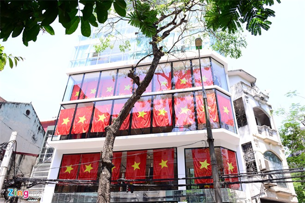 Hai tòa nhà 8 tầng phủ cờ Tổ quốc tràn mặt tiền