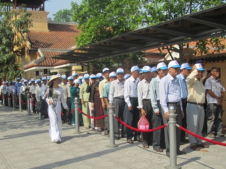 Gần 10.000 lượt người đã xếp hàng viếng Bác dưới nhiệt độ 39 độ C