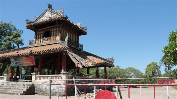 Huế: Sập một góc Phu Văn Lâu