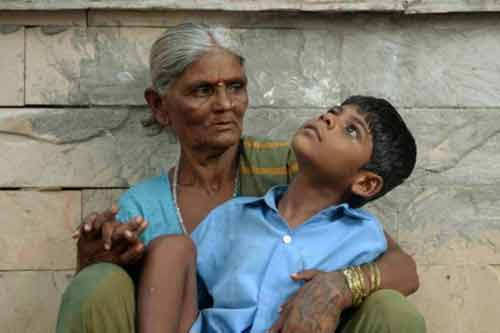 Đắng lòng cảnh cậu bé bị trói ở trạm xe bus để bà đi bán hàng