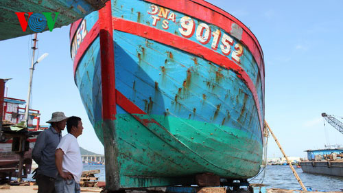Học giả quốc tế tham quan tàu cá Đà Nẵng bị tàu Trung Quốc đâm chìm