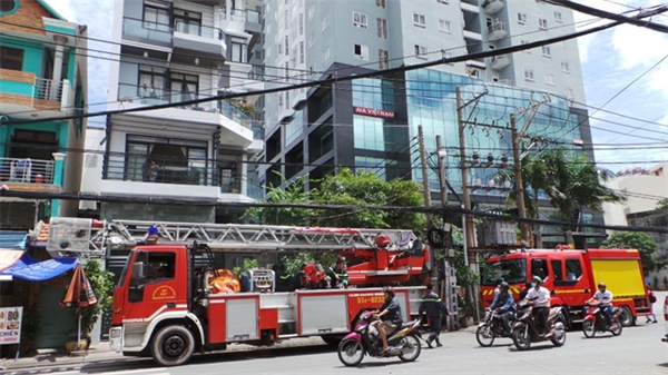 Cháy tầng 22 cao ốc Sài Gòn, trăm người tháo chạy