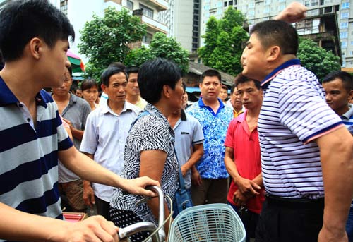 TQ: Đánh nhau sứt đầu mẻ trán ở lễ hội thịt chó