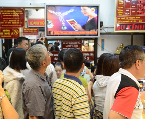Đường lại ùn tắc vì người dân đổ đi mua vàng