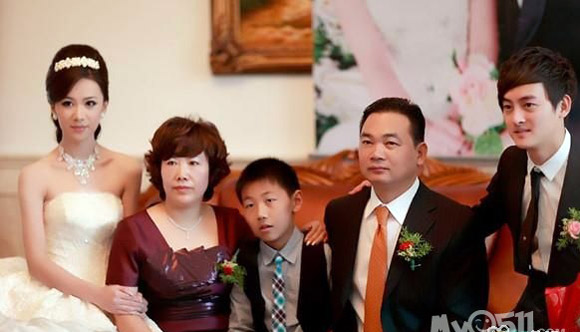 Đám cưới chất đầy siêu xe, vàng khối của thiếu gia Trung Quốc
