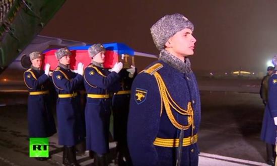 Clip: Thi thể phi công lái Su-24 được đưa về Nga