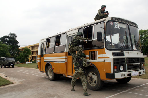 Xem đặc công đánh bắt khủng bố để giải cứu con tin