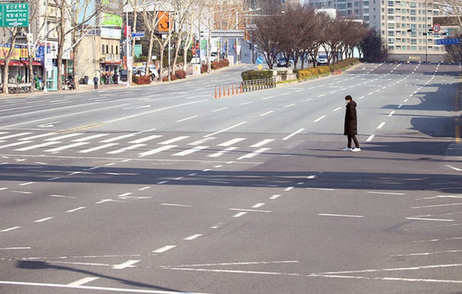 Thành phố Daegu vắng lặng đìu hiu sau khi trở thành tâm dịch lớn nhất Hàn Quốc, Seoul cấm tụ tập đông người để ngăn virus corona lây lan