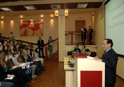 Đại sứ Phạm Xuân Sơn thuyết trình về văn hóa tại trường Đại học tổng hợp xã hội và công đoàn Xanh - Petecbua