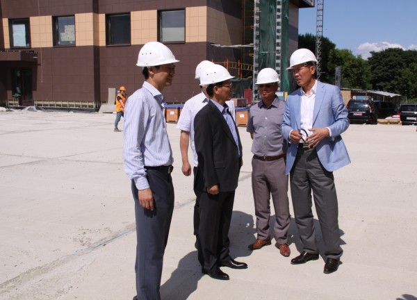 Đại sứ Phạm Xuân Sơn thăm và làm việc tại INCENTRA