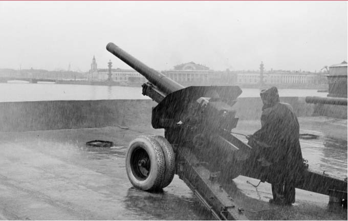 Độc đáo nghi lễ bắn đại bác vang rền ở St Petersburg, Nga vào trưa hàng ngày